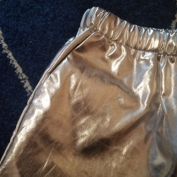 💕Fashion Nova Silver Shorts with Pockets!! - Picture 4 of 4